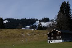  Skiing seasons usually last from early November to as late as 1st May in the resorts situated in the highest mountains. This year, most resorts could not properly open until the beginning of January due to high temperatures and an almost complete lack of snow. By early April, they were already closed again.