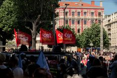 Les manifestants se rassemblent sur la place Jean Macé, le point final du parcours de manifestation.