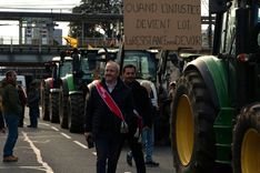 Some local representatives also joined the demonstration to show their support for the farmers' plight.