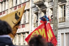 Several inhabitants cheered on thedemonstration from their windows or the streets.