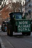 The tractors pass slowly through the city, one of them carrying a sign saying: "No to full slaughter".